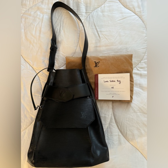 Louis Vuitton Vintage Epi Leather Sac
D'epaule GM Shoulder Bag
SKU 215913 - Picture 9 of 14